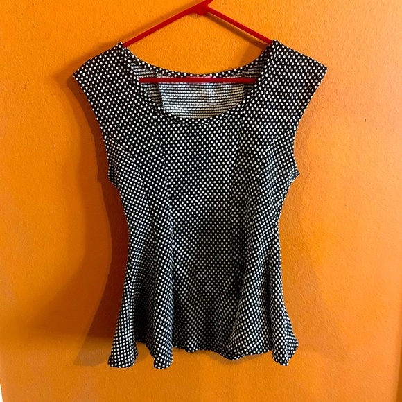 ‼️SOLD‼️Sleeveless Blouse w Raised PolkaDots & Flared Bottom Flattering! - Picture 3 of 13